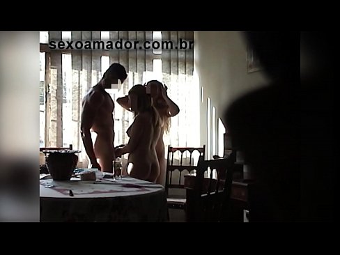 ❤️ Els amics sexuals conviden un home gegant i un trio amb ell ❤️❌ Només porno a nosaltres ❌️